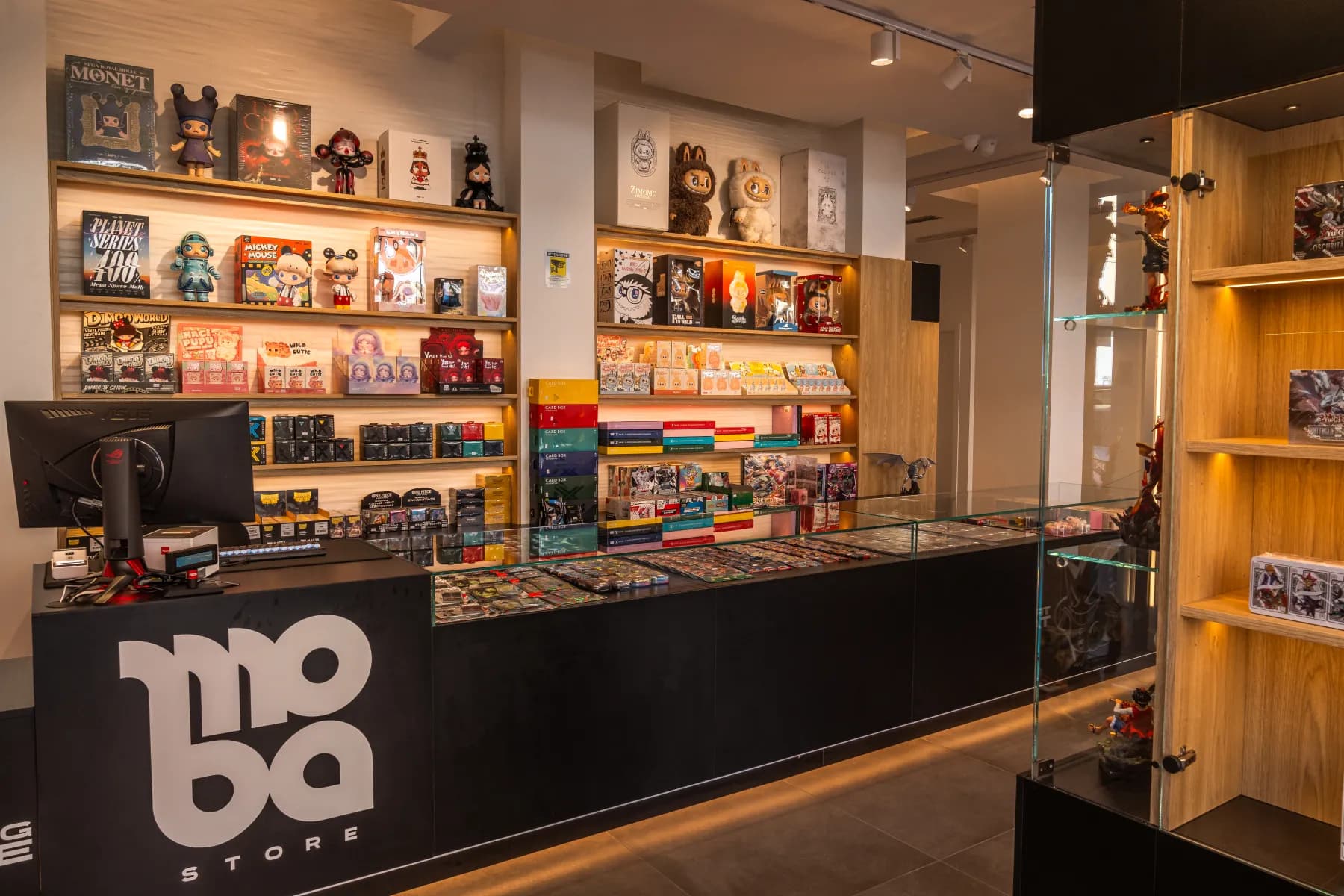 Il bancone di MOBA Store con le vetrine dei prodotti