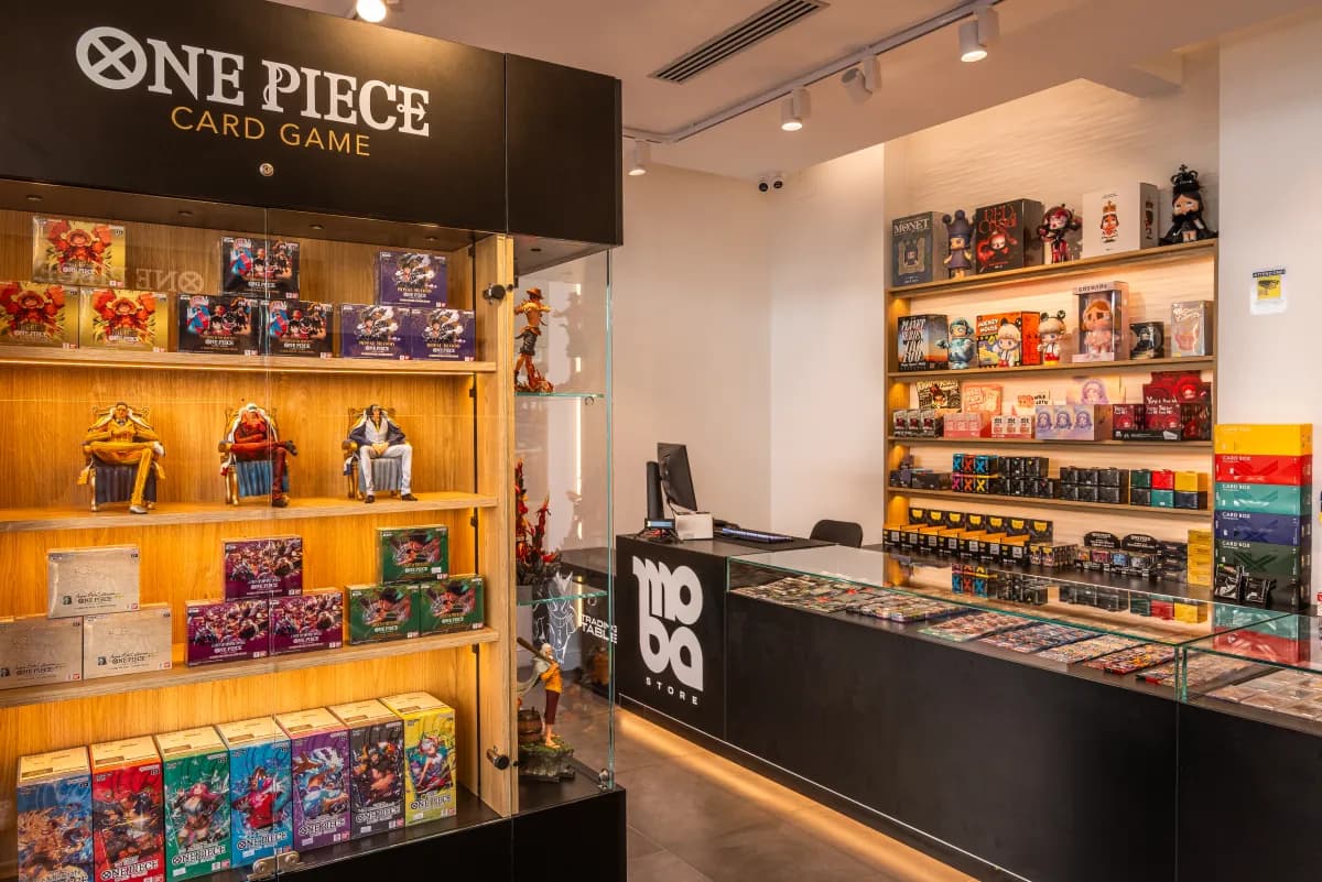 La vetrina One Piece Card Game accanto al bancone
