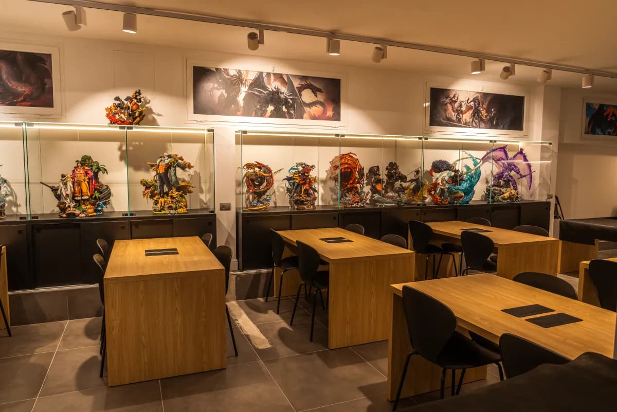 La sala con i tavoli da gioco e le statue