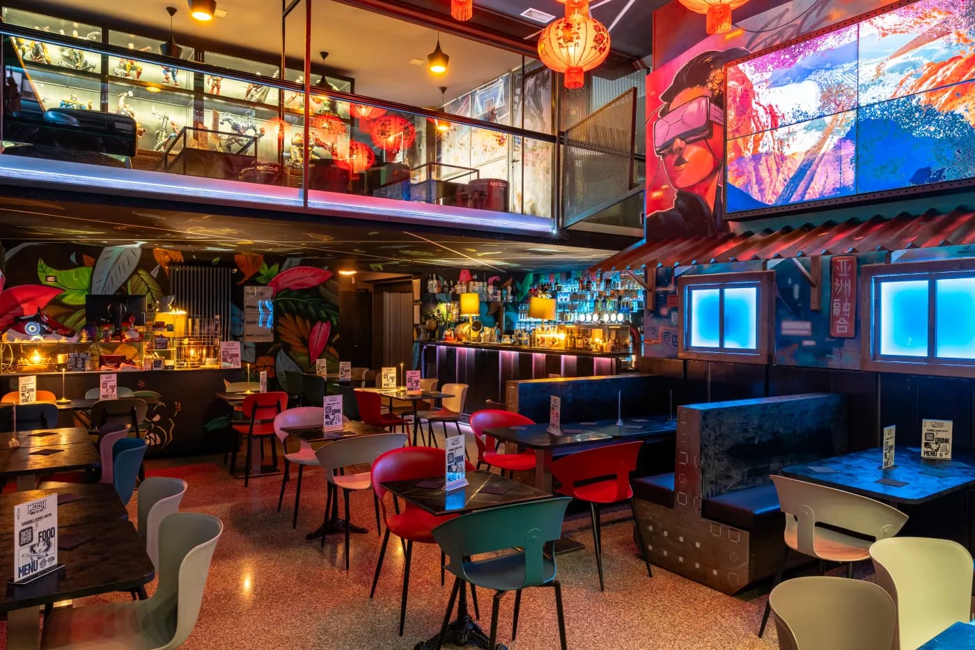 La sala del MOBA Bar con i tavoli e il bancone